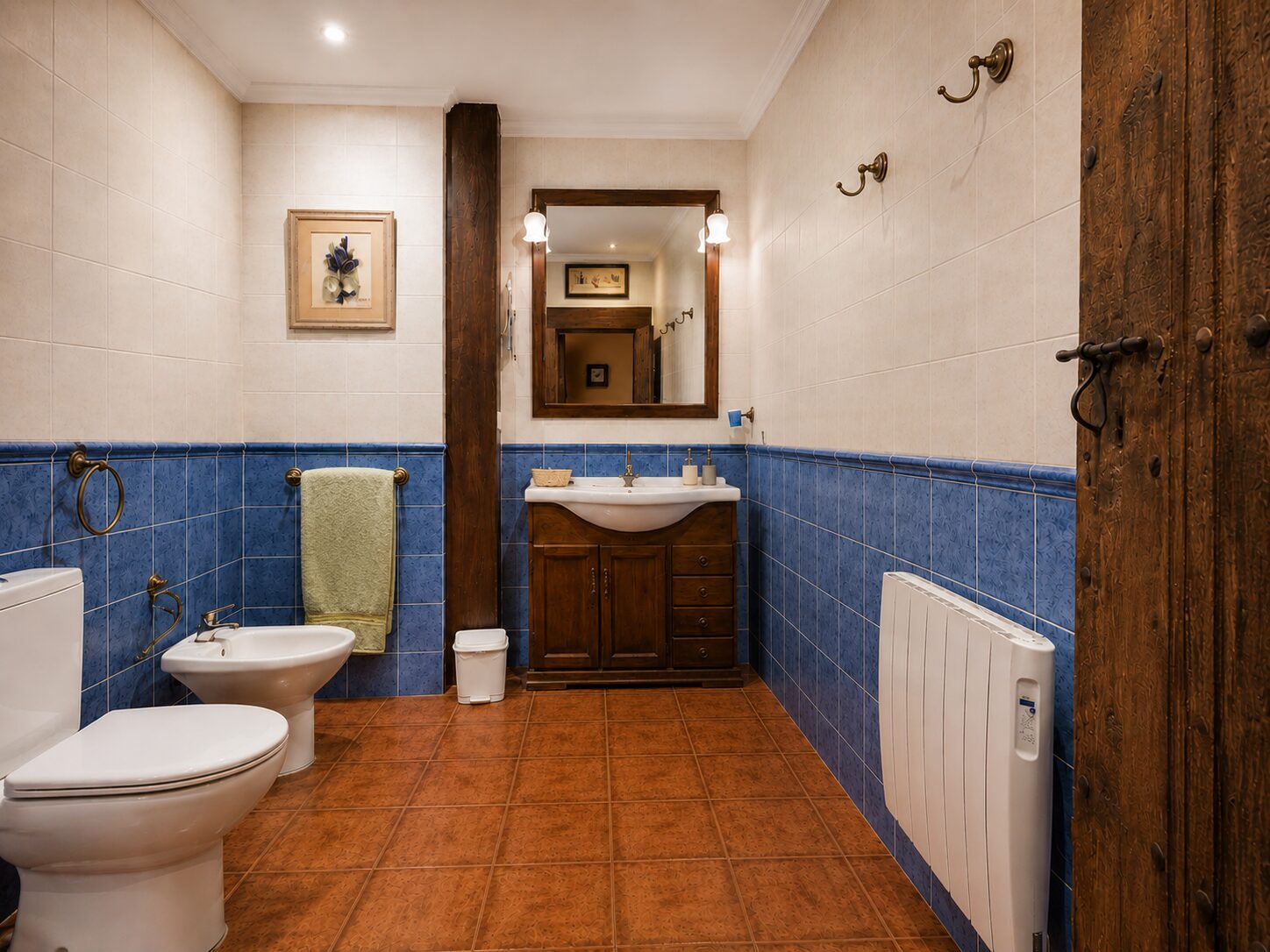 Baño de la habitación Esencia — tocador con espejo de nogal