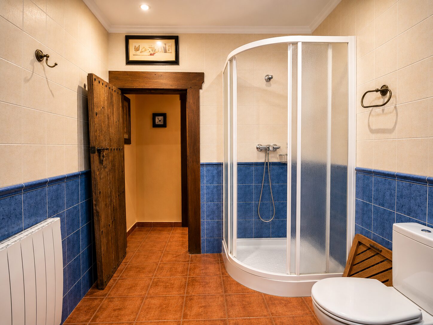 Baño de la habitación Esencia — ducha y carpintería tradicional