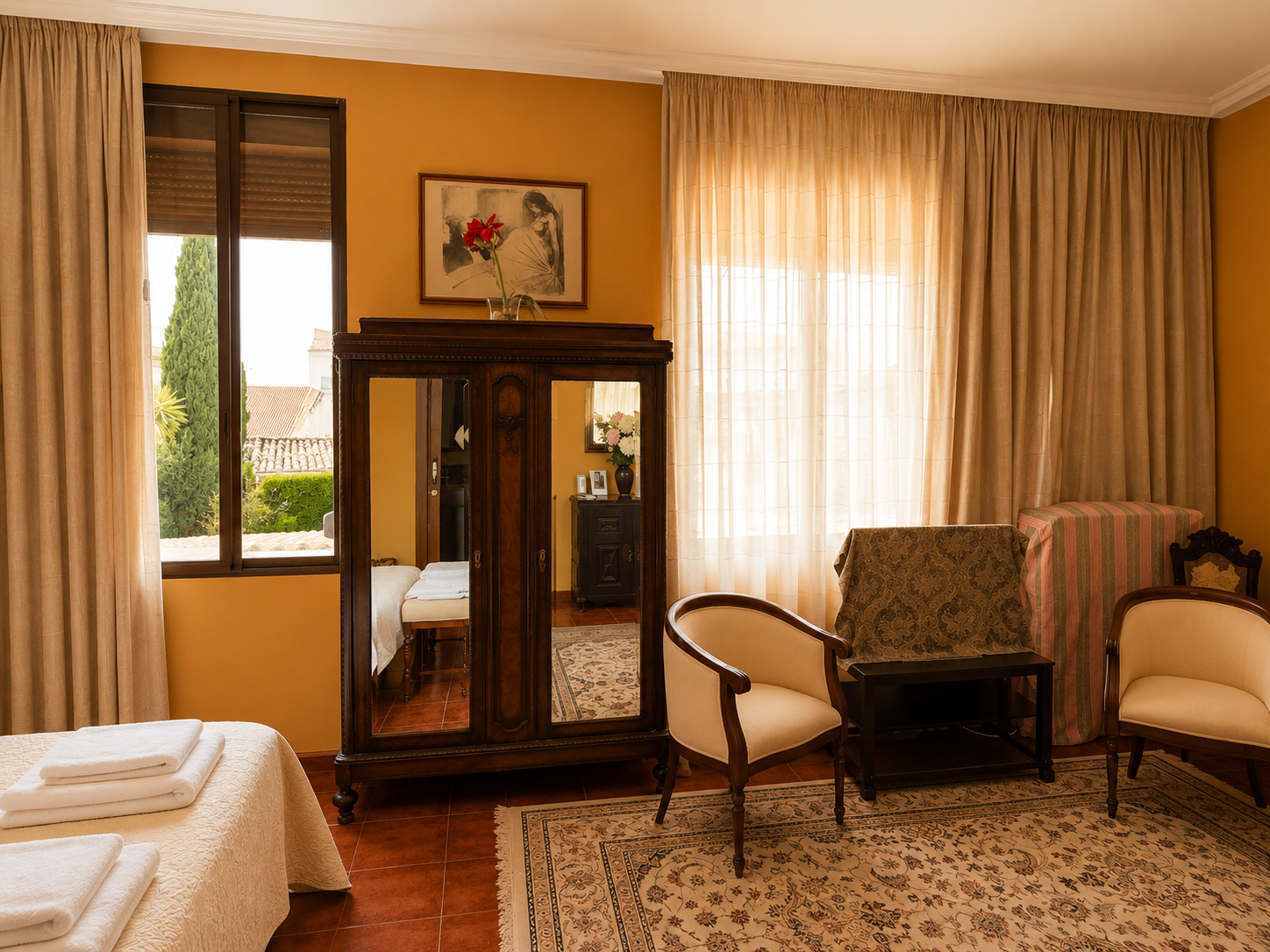 Habitación Presencia — armario de luna con espejos, butacas y ventanal con vistas