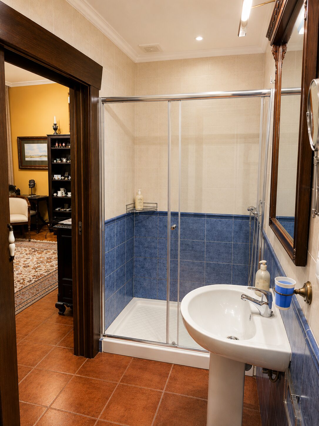 Baño de la habitación Presencia — ducha amplia con vista al salón