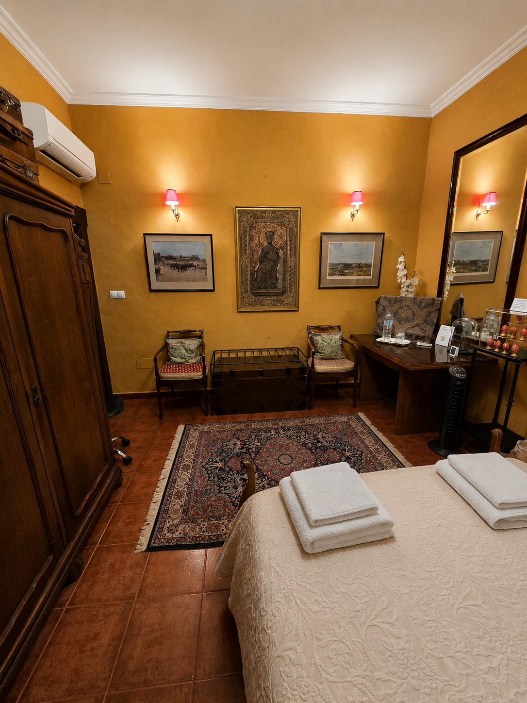 Habitación Esencia — vista del armario señorial de roble y zona de estar