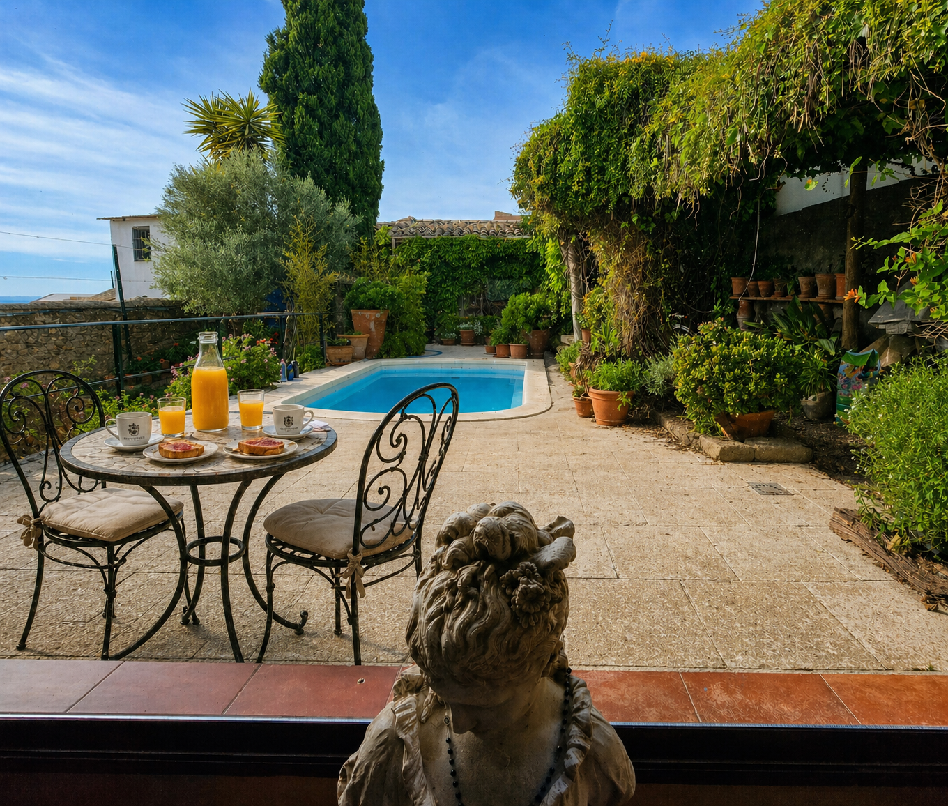 Jardín con piscina rodeado de olivar en Casa Señorío